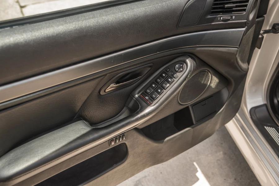 Детали интерьера BMW M5 (E39) 2003 года  (фото 57 из 148)